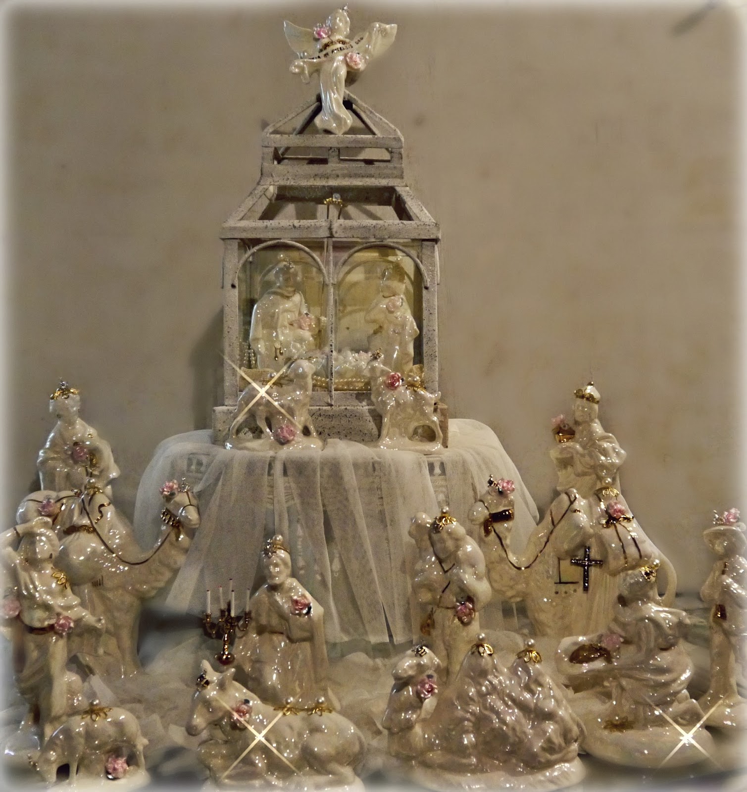 Suzy Homefaker Shabby Chic Christmas Nativity set in Gold and Mother
