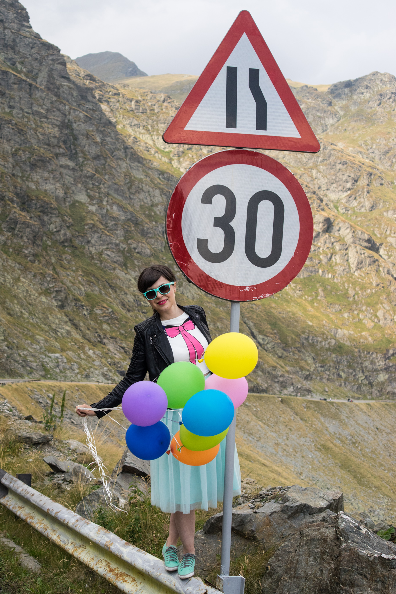 special 30th birthday photo shoot - tutu, bows and colorful balloons koton mint tulle skirt mint sneakers h&m crop top pink bow new yorker leather jacket rockish vibes rock brasov transfagarasan romania 