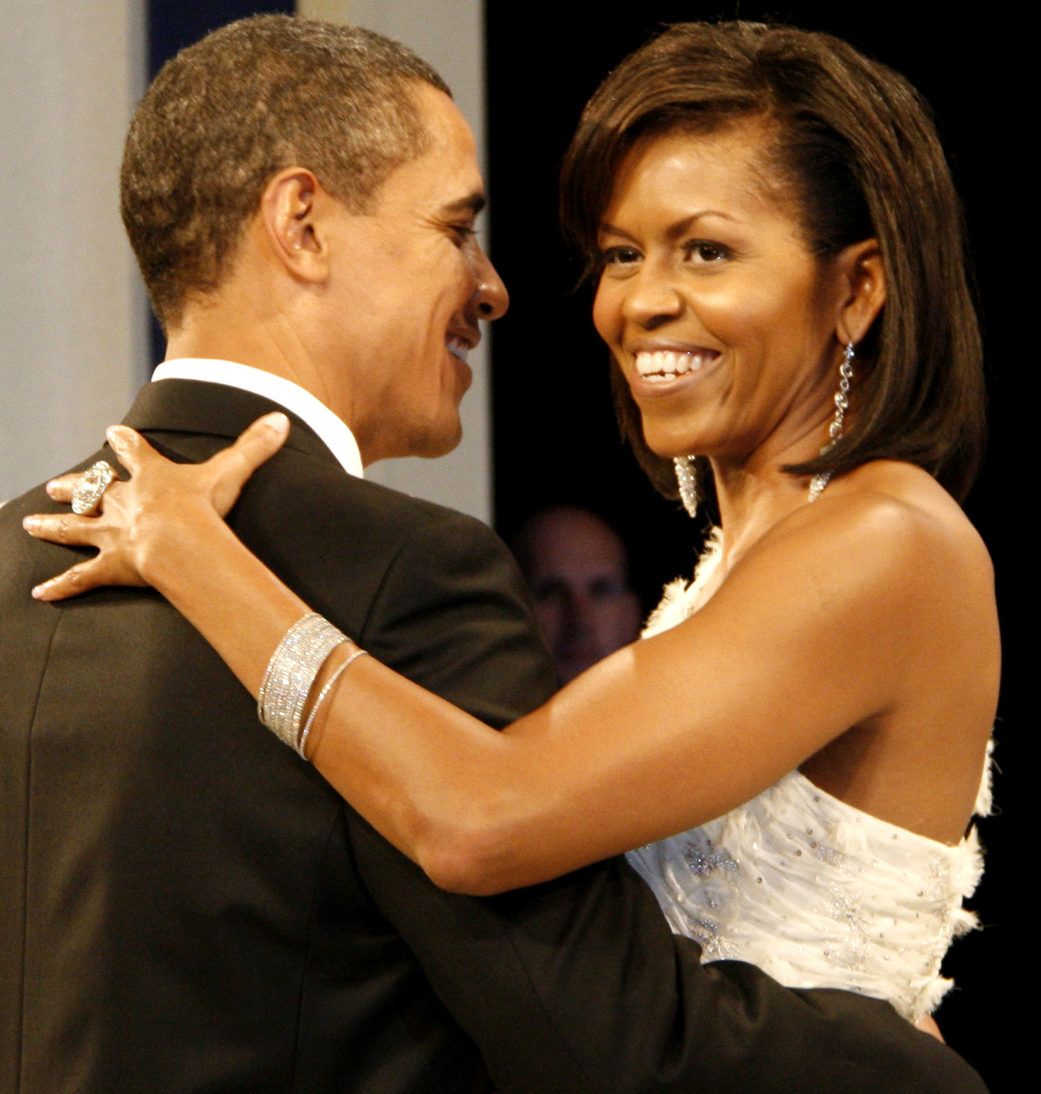 http://2.bp.blogspot.com/-V3HLRd3VHU0/TaCbKxlYPbI/AAAAAAAAAjM/4ndlExwhlqc/s1600/Barack_and_Michelle_Obama_at_the_Home_States_Ball.jpg