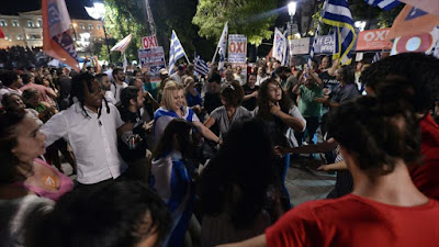 Los griegos festejan la victoria del NO en el referéndum del 5 de julio de 2015 en la capitalina Atenas.