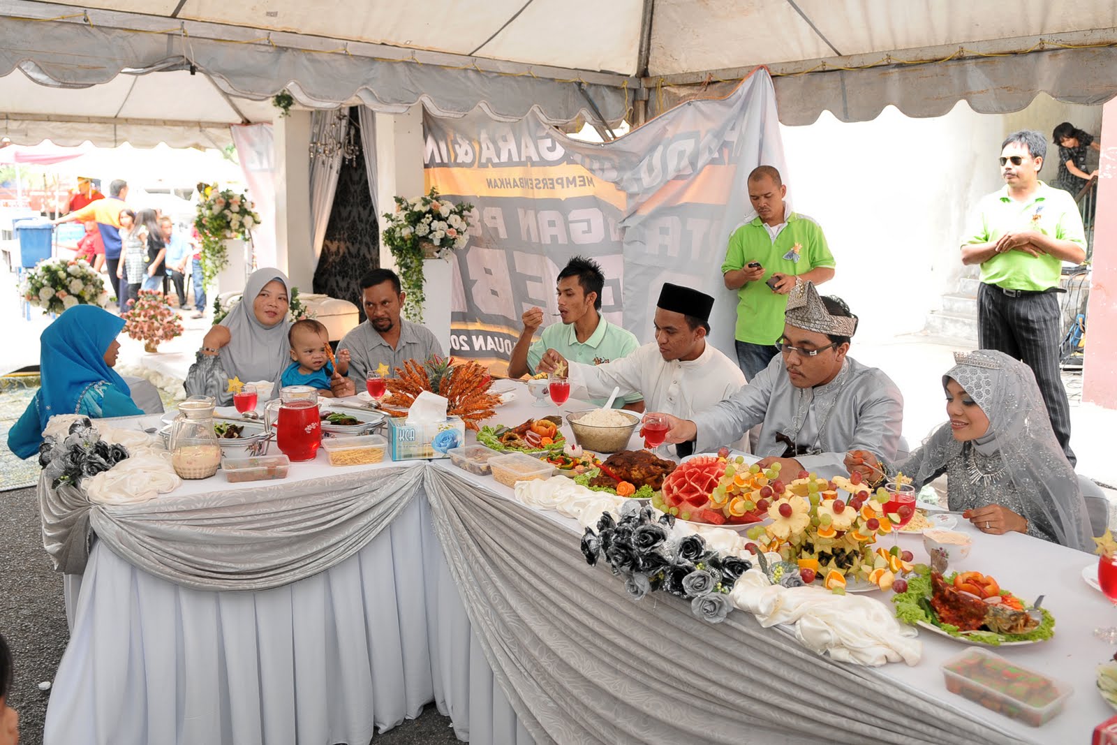 PERKHIDMATAN KATERING (CATERING SERVICES): Meja Makan Beradab