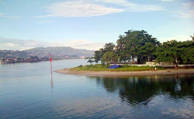 Ternyata Ini Kisah Sebenarnya "Tanjung Marthafons" Ambon, Malukupost.com - Sejarawan Simon Maelissa meluruskan kisah Tanjung Marthafons, yang populer di tengah masyarakat Maluku sebagai legenda percintaan hingga cerita bunuh diri kapten kapal Portugis dan gadis desa Rumah Tiga, Kecamatan Teluk Ambon. "Cerita tentang Tanjung Marthafons ini telah diubah ke dalam banyak versi, mulai dari cerita cinta, hingga menjadi legenda di tengah masyarakat kita," kata Simon Maelissa dalam kegiatan Jelajah Pusaka Bahari Teluk Ambon yang digelar oleh Balai Arkeologi Maluku, Sabtu (18/2).