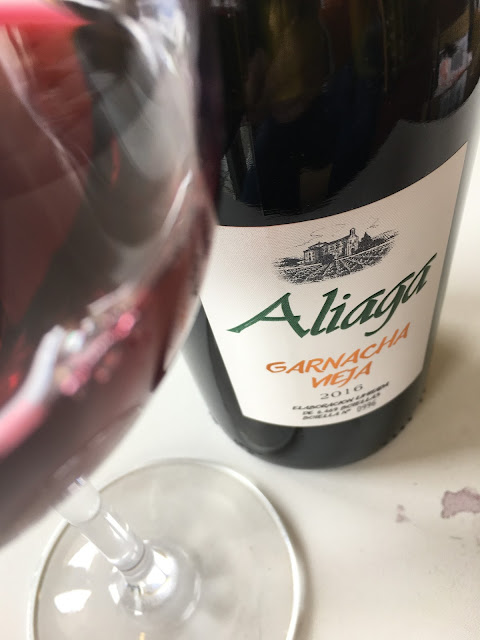 Botella y copa de garnacha vieja de Aliaga 2016