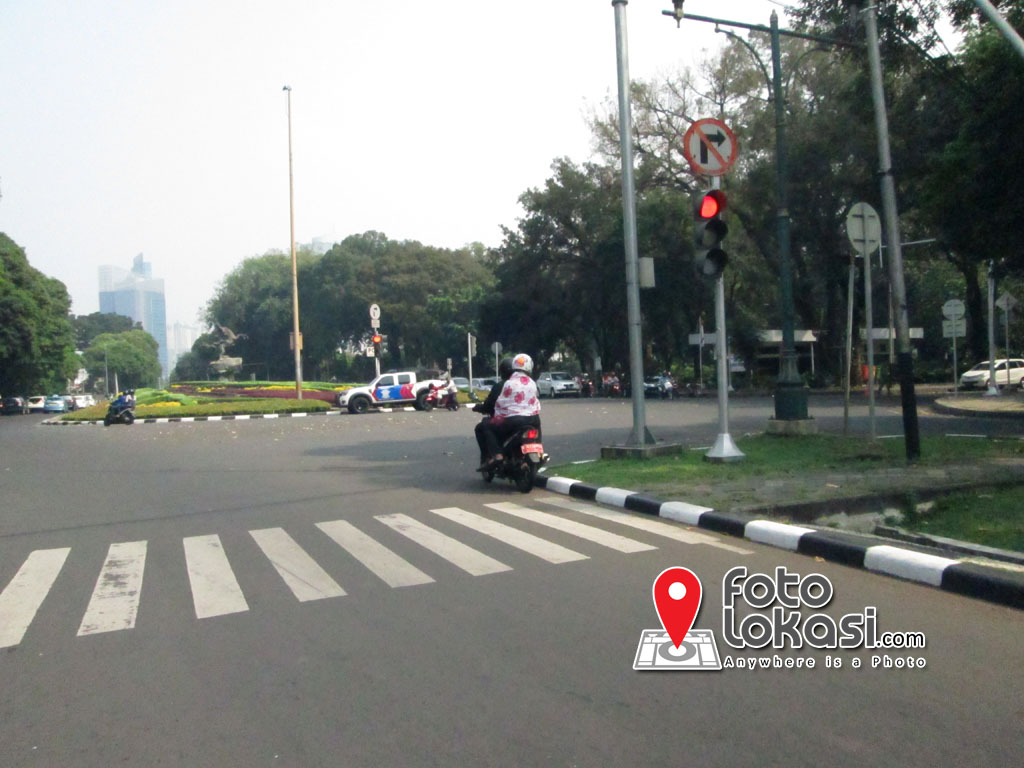 Zebra Cross Tempat Berhentinya Kendaraan - Foto Lokasi