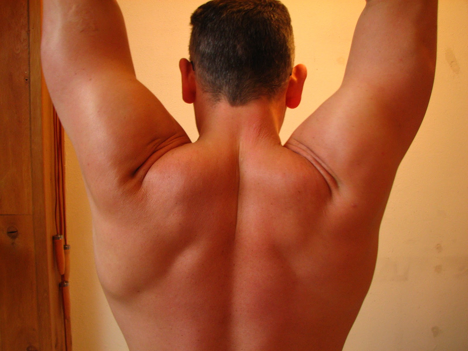 Крепкие плечи мужчин. Накаченная спина. Широкая мужская спина. Мускулы спины. Накаченная спина мужская.