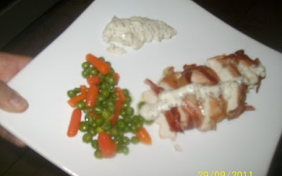 Piept de pui invelit in bacon cu sos de mustar