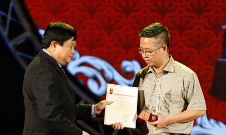 Nguoi lam bao khong uon cong ngoi but truoc nhung cam do - Anh 2