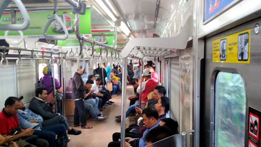 Suasana dalam gerbong KRL Commuter Line pada hari libur di siang hari Suasana dalam gerbong KRL Commuter Line pada hari libur di siang hari