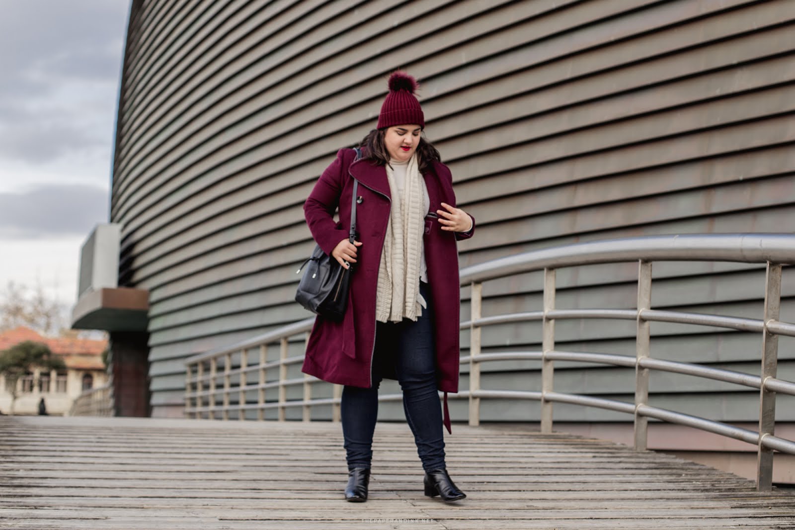 A burgundy OOTD with details, jeans and a lot of style.