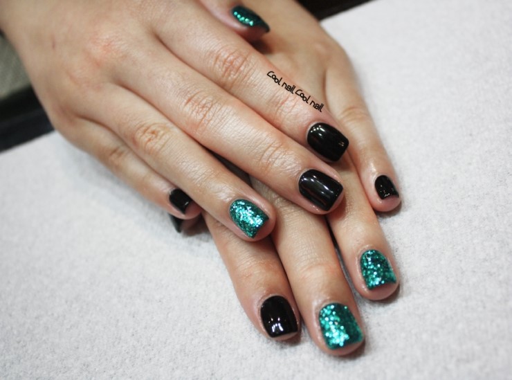 MagazinePAPA: Black gel polish with emerald point gel nail, glitter gel ...