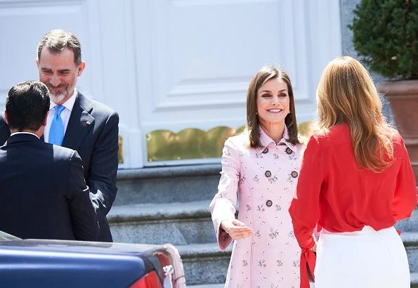 King Felipe and Queen Letizia held a lunch at Zarzuela Palace for President of Mexico, Enrique Peña Nieto and his wife Angélica Rivera. Letizia wore pink coat