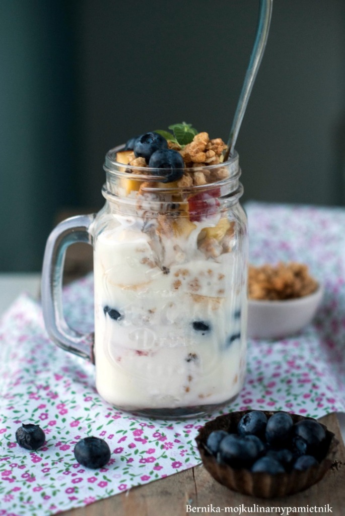 Jogurtowy deser z lodami, owocami i granolą Bernika mój kulinarny