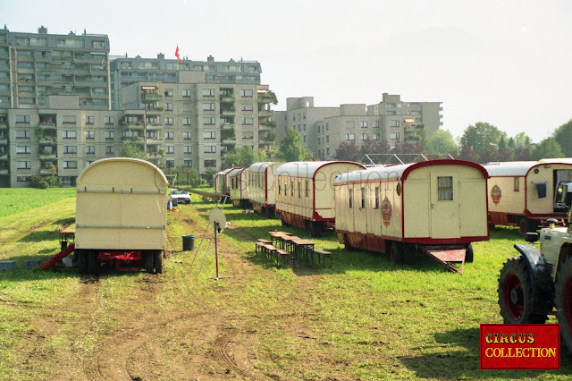 Roulottes habitations et couchettes du du cirque Louis Knie 