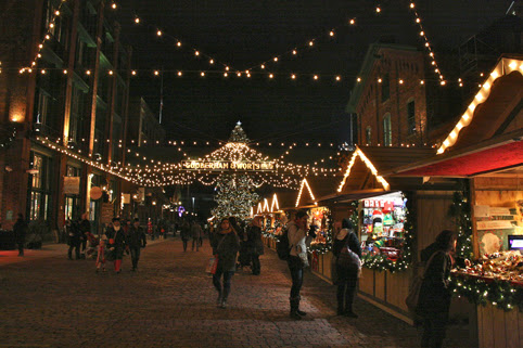 http://2.bp.blogspot.com/-V61DPYnnlzE/Up49m7hgTVI/AAAAAAAAG3E/_gW1qqKUWTg/s640/Toronto+Christmas+Market+2013+torontourbanstrolls.com.JPG