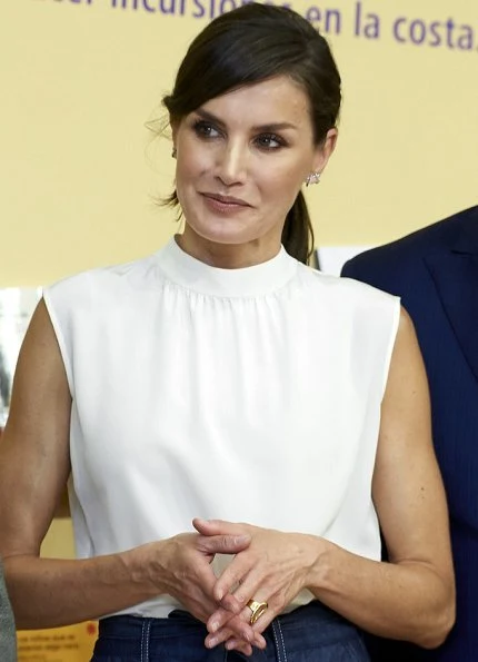 Queen Letizia wore Hugo Boss Exina sleeveless top, and the queen wore Hugo boss denim skirt jeans at opening book fair