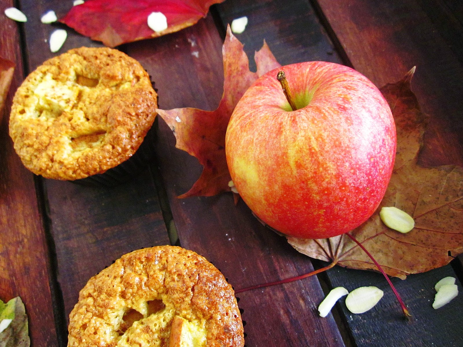 Später Herbst oder: Apfel-Mandel Low Carb Muffins - Julia Bakes!