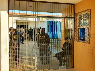 Presos escaparam na madrugada. Agentes e PMs fizeram a contagem nesta manhã (Foto: Sidney Silva)