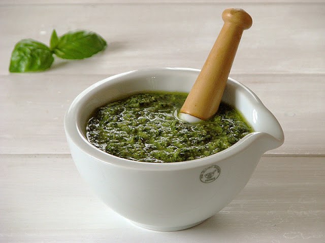 Pesto bio fait maison - le carnet sur l'étagère Recette de pesto bio fait maison - le carnet sur l'étagère