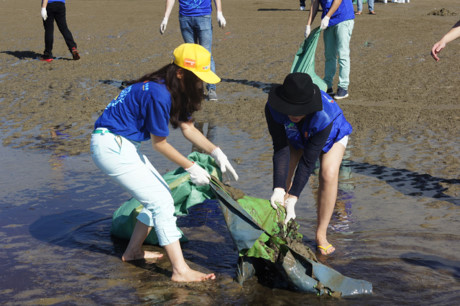 Cam kich hinh anh Thu Minh khong ngai ban ra bien don sach rac - Anh 7