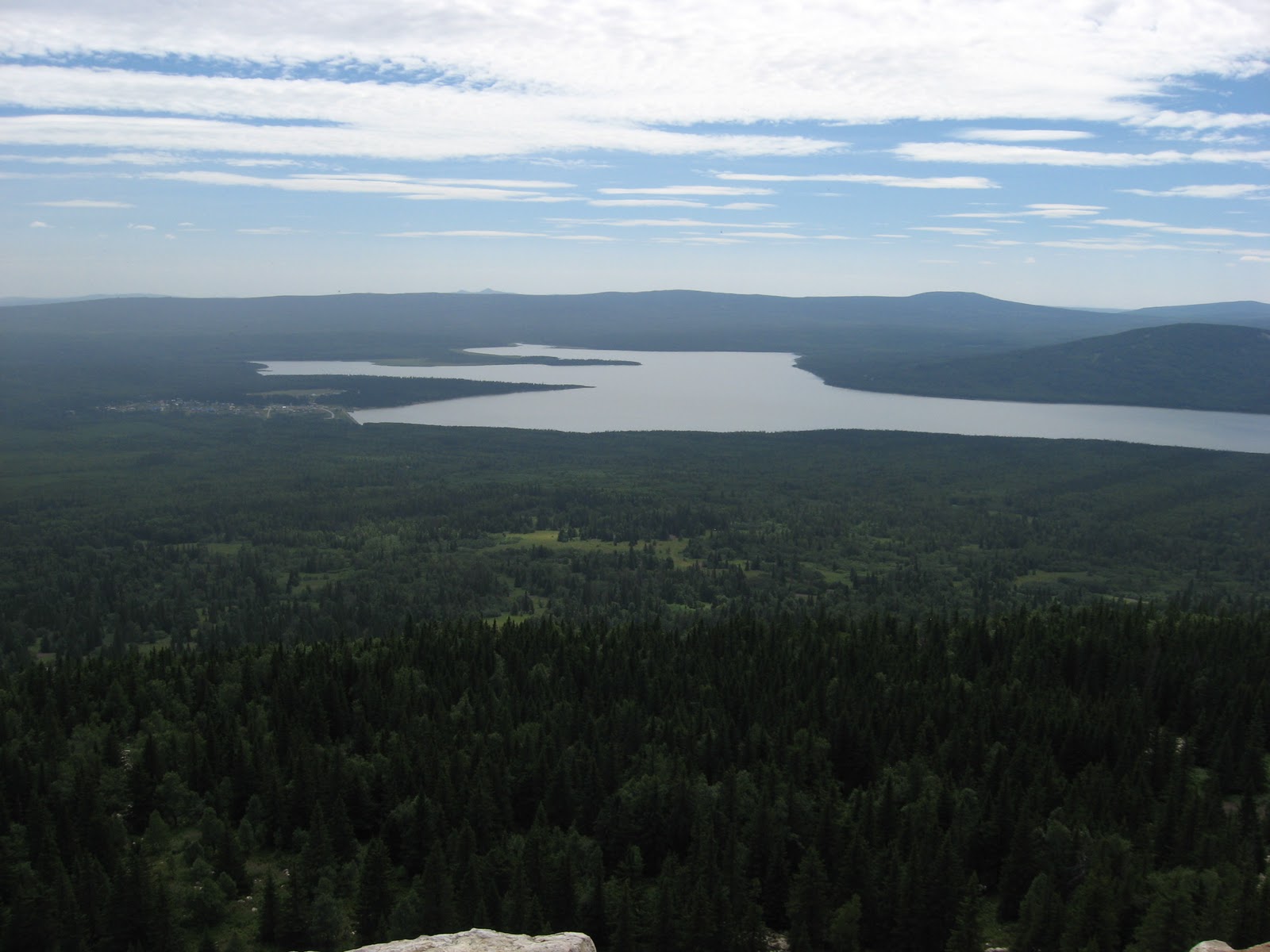 узкая дорожка спуск гора бесстрашные. канатная тдорога айпетри. грунтовые дороги. большая глушица парк. 1700 метров над уровнем моря это высоко.