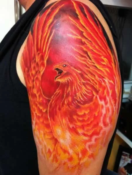 tatuaje de Ave Fenix En Mujer