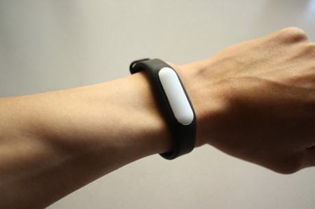 [QC] Cuc hot – Chi hom nay: Vong deo tay thong minh Xiaomi Mi Band gia chi 249,000VND - Anh 2