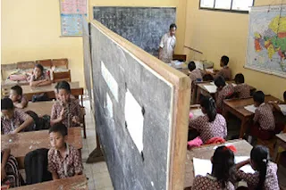 Nyaris Roboh, KBM SDN Windurejo Kesesi Lakukan Penggabungan Kelas, Sebagian Menempati Rumah Warga