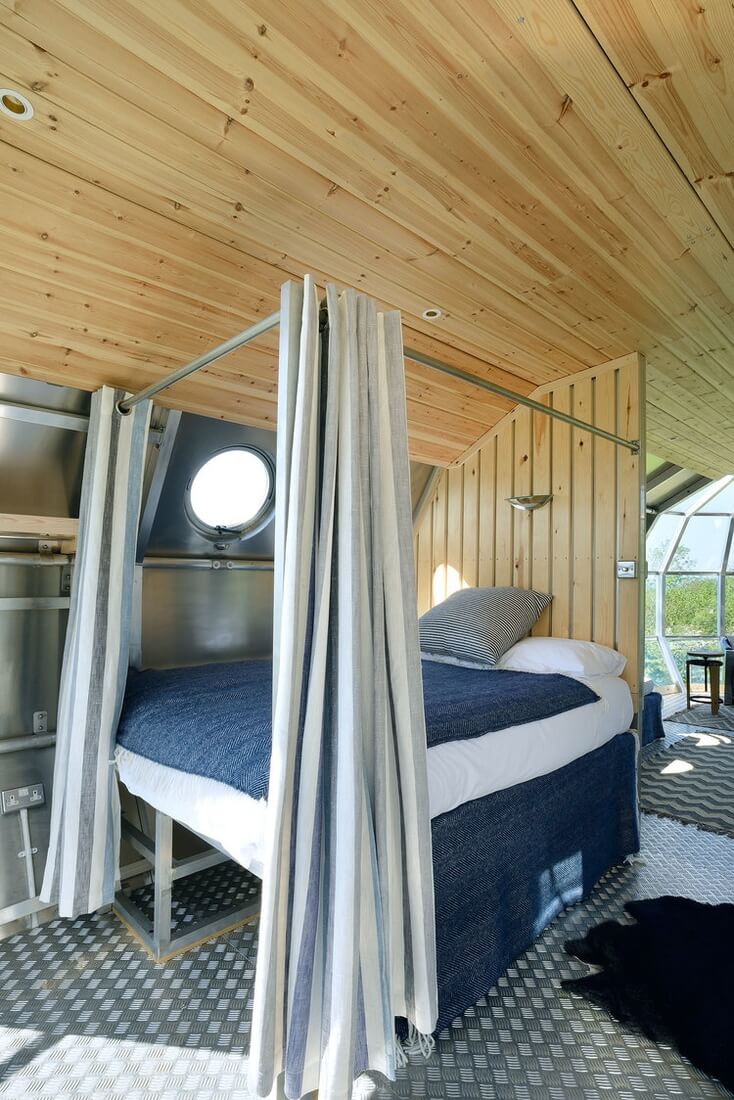 02-Double-bed-in-the-Living-Room-Roderick-James-Architects-AirShip-Multifunctional-Architectural-Home-www-designstack-co