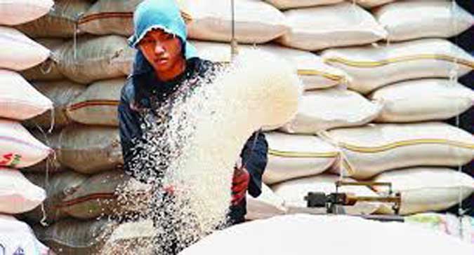 Bulog Jamin Persediaan Beras Hingga Februari 2018 Ambon, Malukupost.com - Perum Bulog Divisi Regional Maluku memberikan jaminan persediaan beras bagi masyarakat jelang perayaan hari-hari besar keagamaan seperti Natal dan tahun baru masih tetap terjamin hingga posisi Februari 2018 mendatang. "Kita punya stok beras saat ini sebanyak 2.500 ton dan masih ada lagi yang akan masuk pada pertengahan bulan ini maka totalnya bisa mencapai 7.000 ton," kata Kepala Perum Bulog Divre Maluku, Muhammad Arif Hentihu di Ambon, Selasa (5/12). Penjelasan Hentihu disampaikan dalam rapat kerja Perum Bulog dengan komisi B DPRD Maluku dipimpin ketua komisi, Ever Kermite. Bulog juga melakukan kerja sama dengan pemerintah provinsi dan pemerintah kota serta Dinas Perindustrian dan Perdagangan untuk menggelar kegiatan pasar murah kepada masyarakat agar bisa mengendalikan serta menjaga stabilitas harga kebutuhan di pasaran.