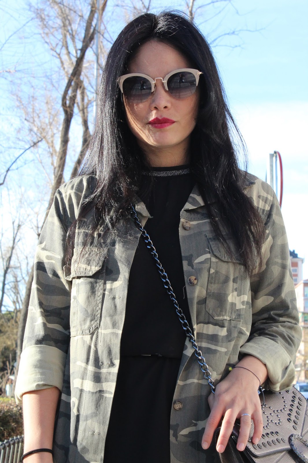 OUTFIT MINI VESTIDO NEGRO CON CHAQUETA