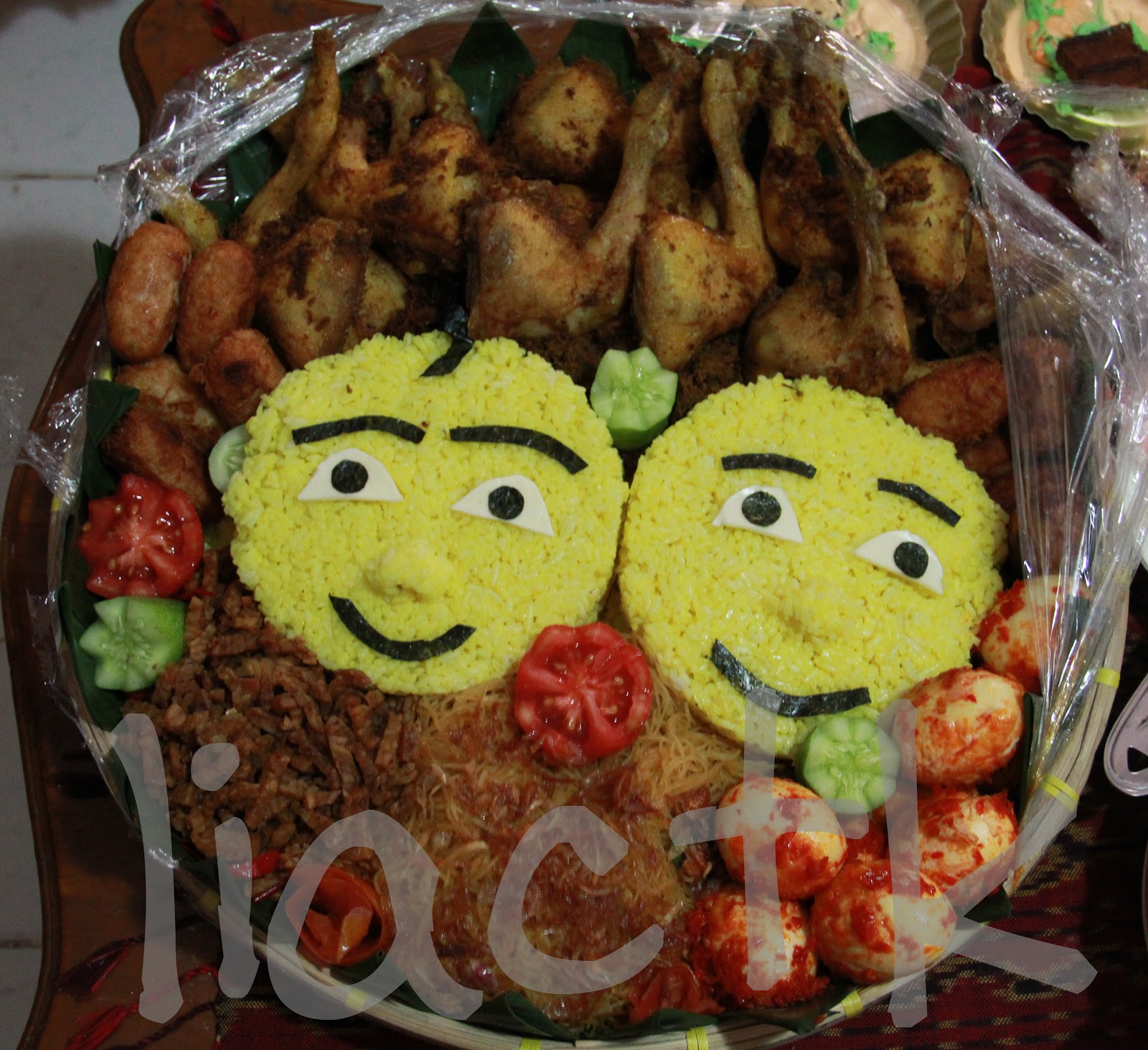 Pertama karena lucu dan karena ko bisa bisanya ada tumpeng dibikin kaya upin ipin jg Sebenernya tadinya awal nanya sama Echie cuma nanya beli tumpeng