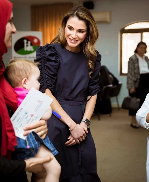 Queen Rania visited the Open Free Medical Day event at Zai in Al Balqa’ Governorate. Queen Rania wore ruffled dress