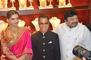 Actress Sonam Kapoor Launch Kalyan Jewellers Anna Nagar Showroom  0029