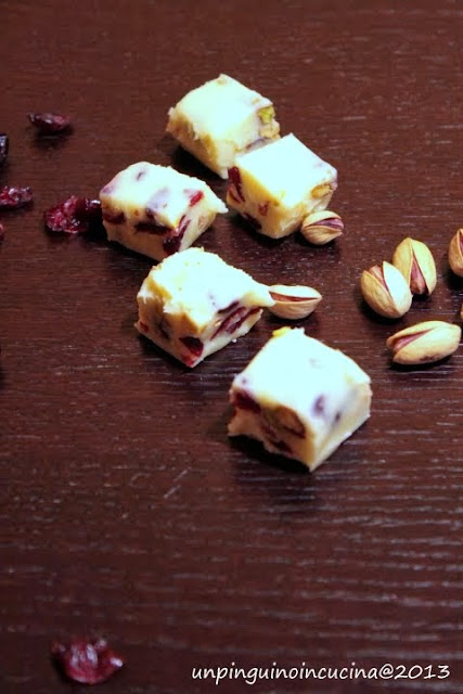 fudge bianco con pistacchi e cranberry disidratati 