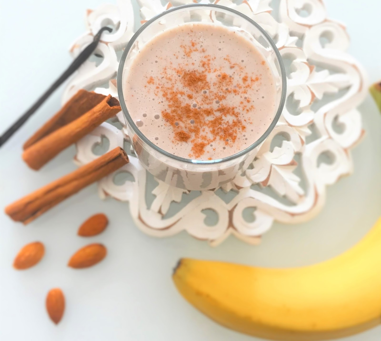 BANANA CINNAMON SMOOTHIE -Banana Almond Milk Smoothie - Vegan Breakfast Ideas - Vegan Breakfasts