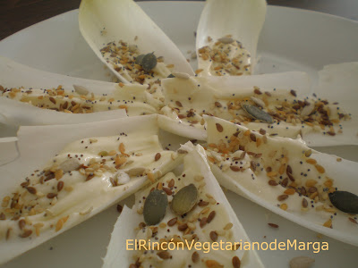 Barquitas de endivias con queso camembert y semillas