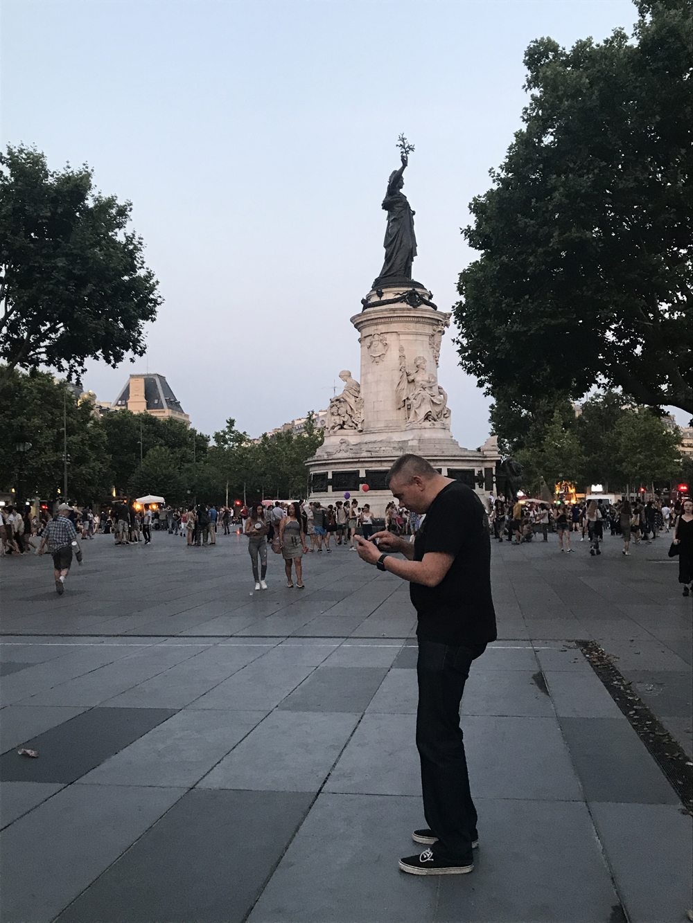 Yksi kuuma yö Pariisissa 18 Yksi kuuma yö Pariisissa 17