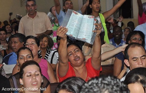 Cristianos cubanos en iglesia