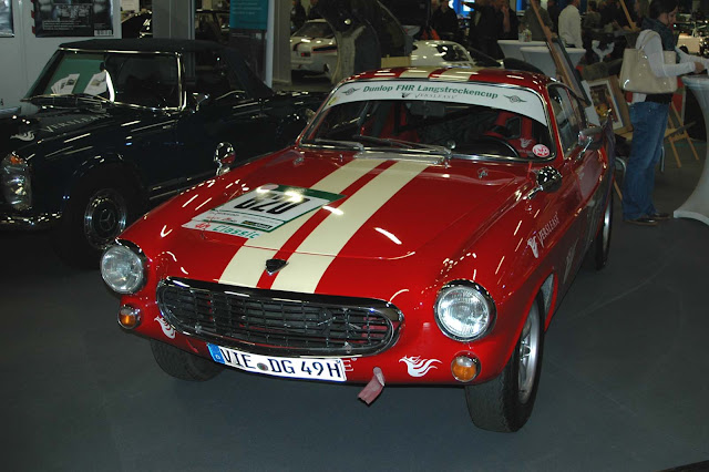 Rotes Auto mit Dunlop FHR Langstreckencup Logo auf der Retro Classics Cologne