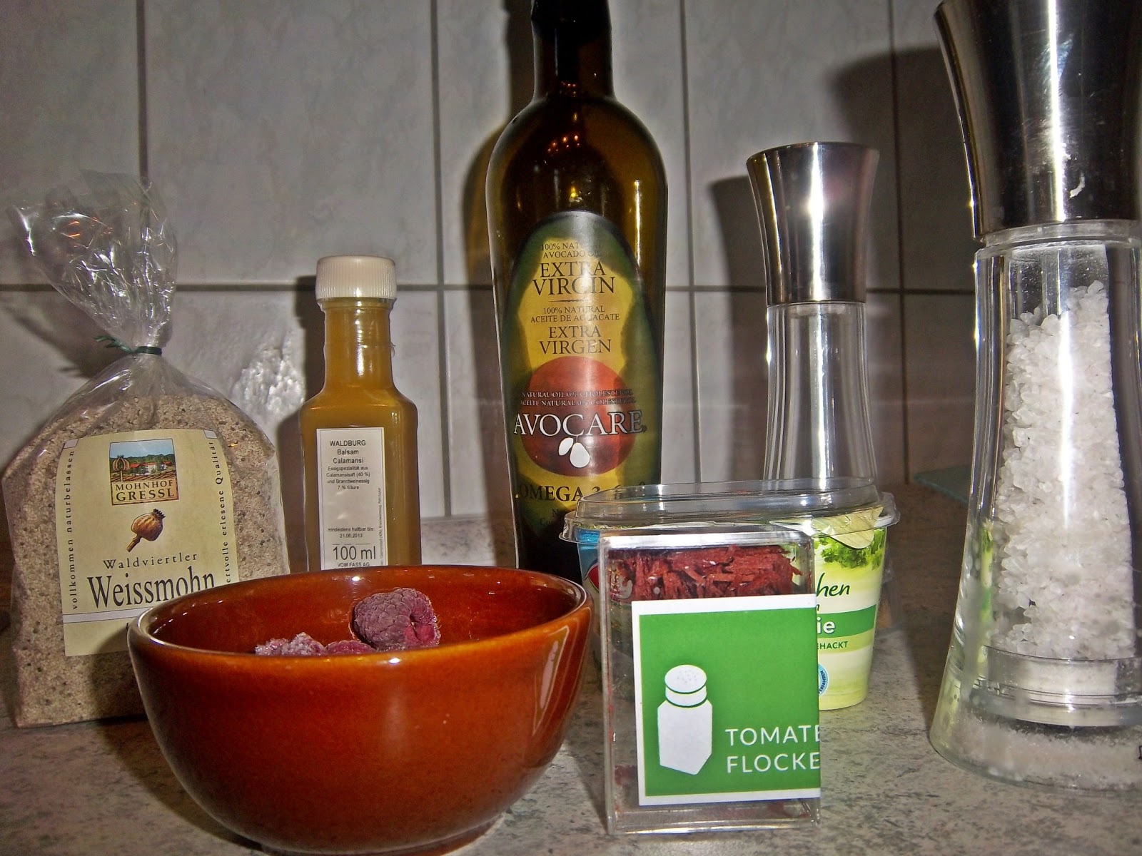 Thunfisch Carpaccio mit Himbeerdressing und Sesam Crostini