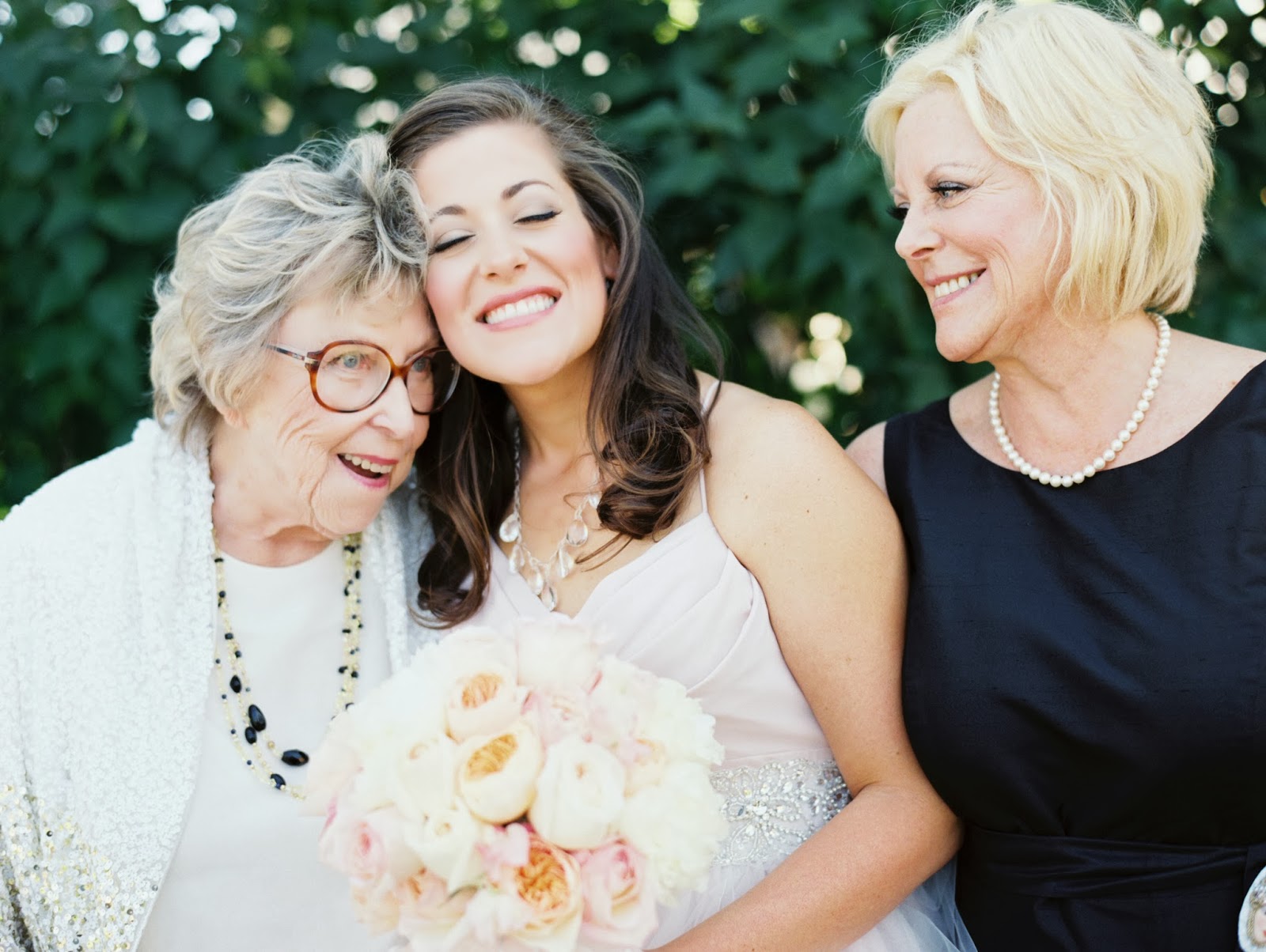 Свадьба про маму. Мама невесты. Фотосессия с мамой и бабушкой. Платье на свадьбу внучки. Бабушка на свадьбе внука.