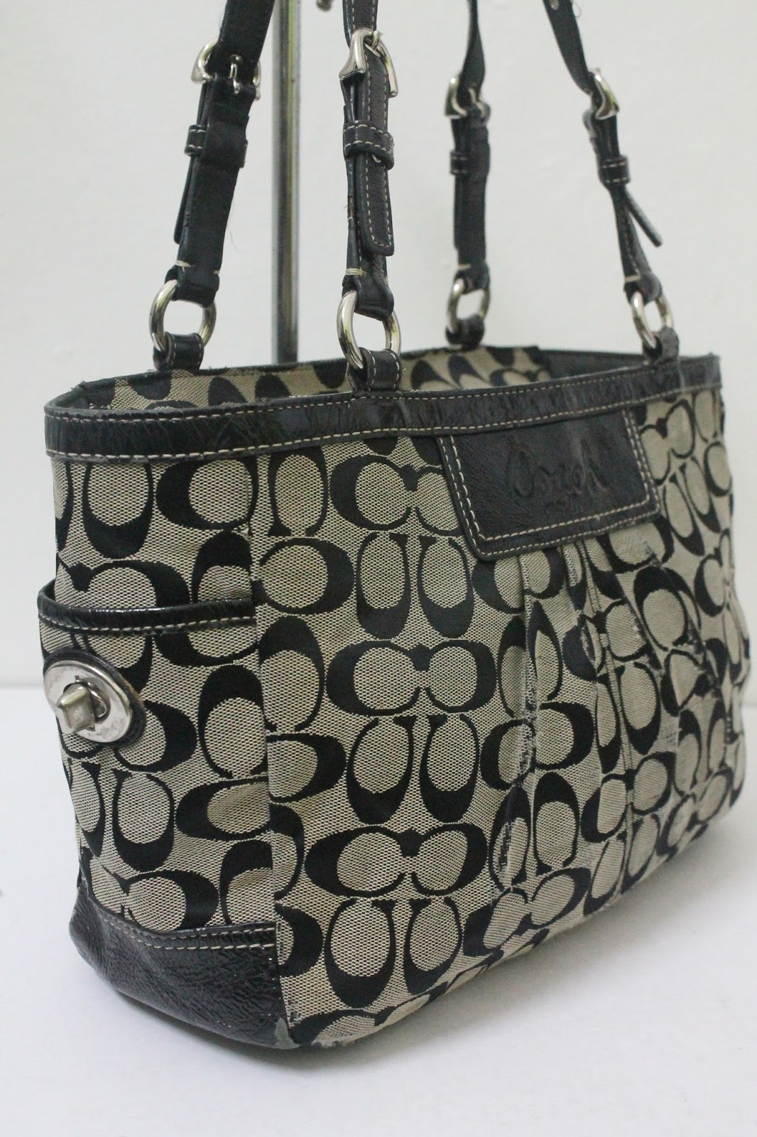 BUNDLEBARANGBAEK: Authentic COACH Signature Pleated Black Handbag.