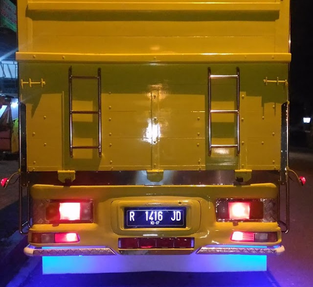 Modifikasi Truk Umplung-kuning belakang