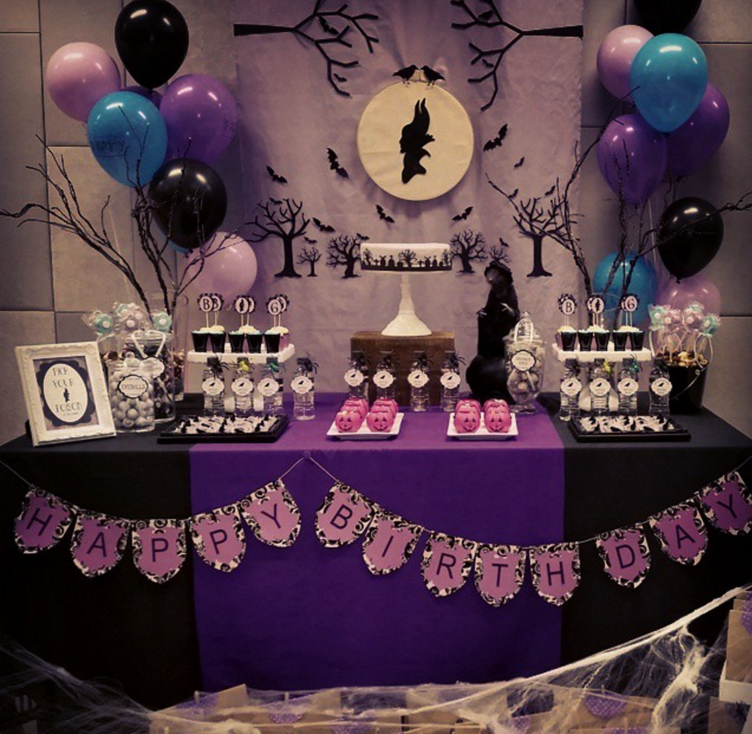 Sencilla decoración con globos de helio que enmarcan las siluetas de