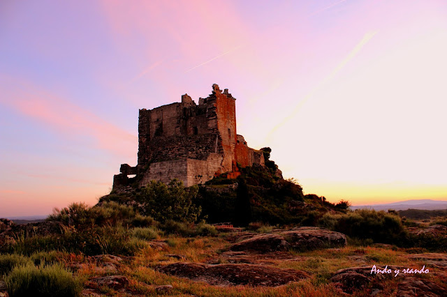 Puesta de sol en el castillo de Trevejo (Cáceres)