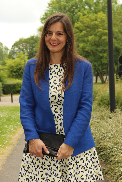 robe zara à motif, veste bleu, pochette jonak