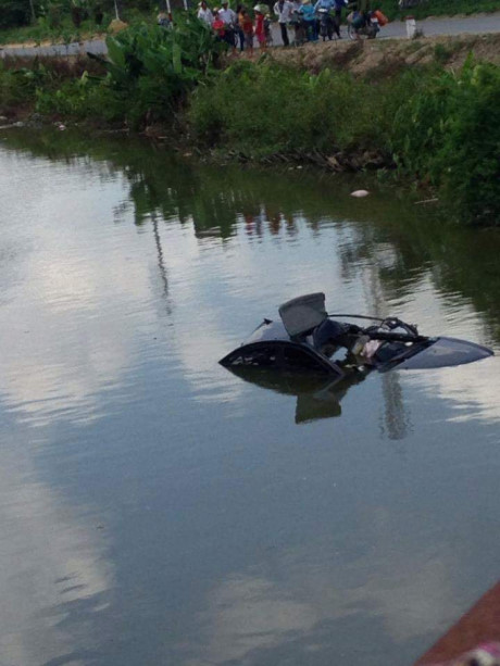 Tin tai nan giao thong ngay 22/6: Xe tai dam container, 3 nguoi chet - Anh 3