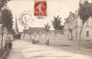 Aux abords de la Mairie - Cour-Cheverny