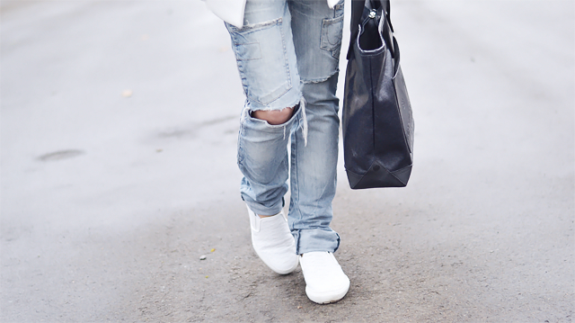 zara ripped jeans, boyfriend jeans, white slip ons, crocodile, marc by marc jacobs bag, casual outfit