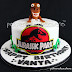 Torta decorata di Jurassic Park con dinosauro tridimensionale in pasta
di zucchero per un compleanno
